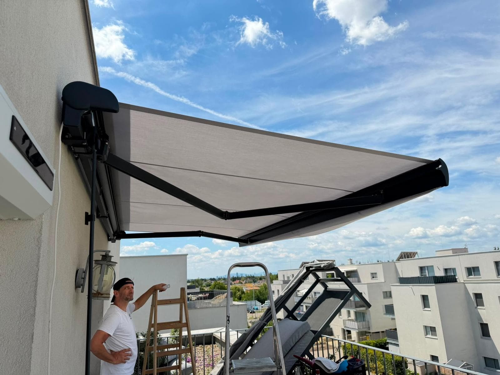 Ausgefahrene motorbetriebene Halbkassettenmarkise auf einer Terrasse im 22. Wiener Gemeindebezirk