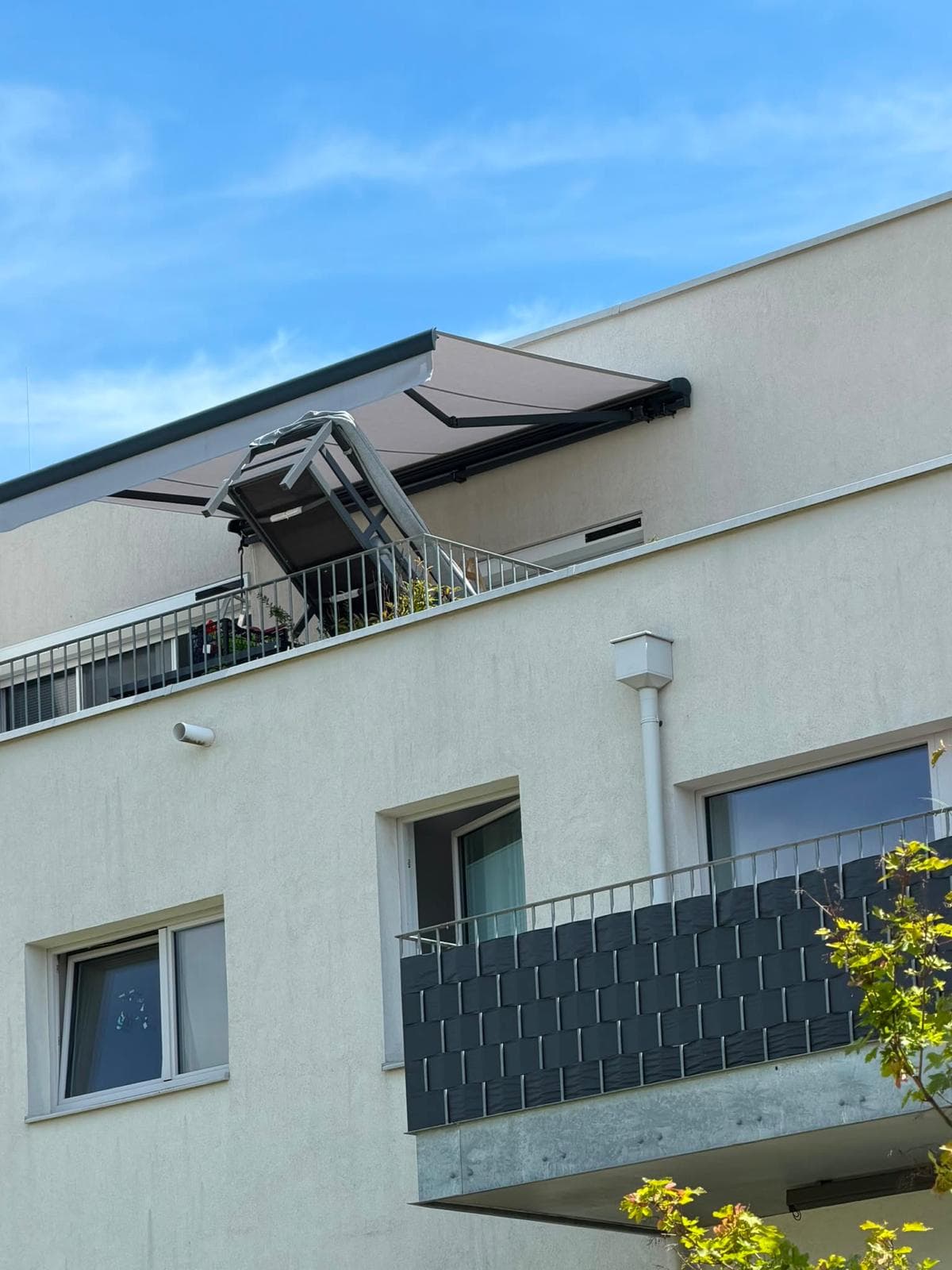 Die 4 Meter breite Markise wird per Seil auf die Dachterrasse gezogen — kein Platz für einen Kran