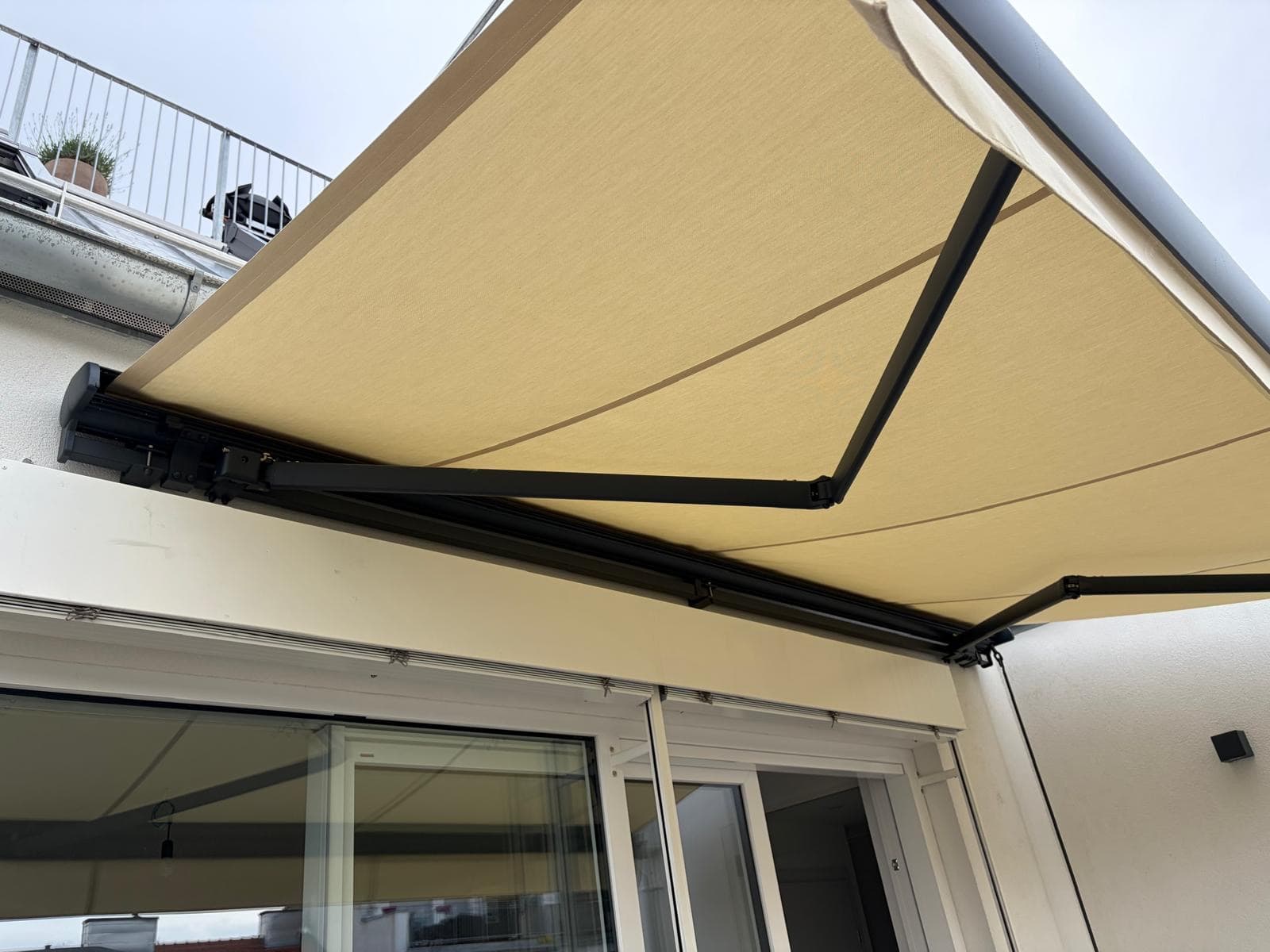 Ausgefahrene Gelenkarmmarkise von unten — Sonnenschutz für die Terrasse von AF Fliegengitter