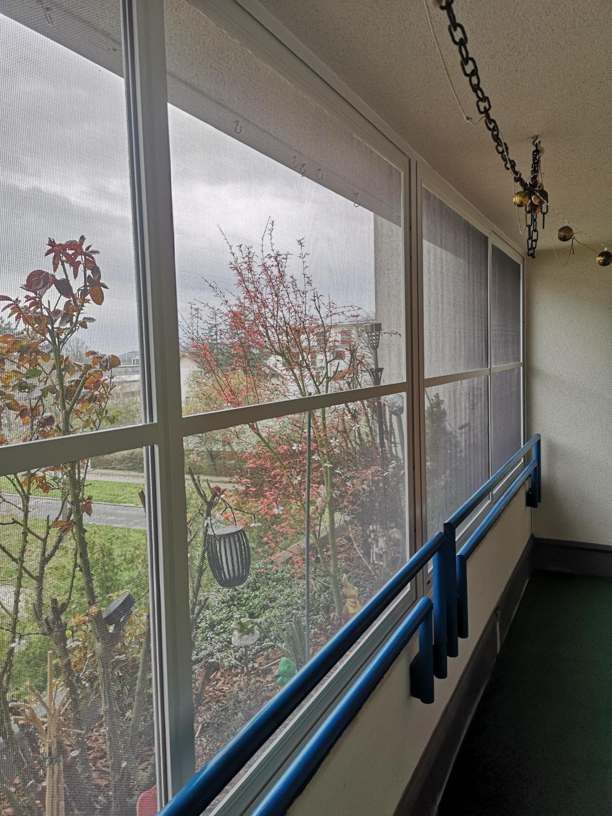 Verschiebbare Fliegengitter-Elemente mit reißfestem Pet-Gewebe auf einem Balkon im 20. Bezirk